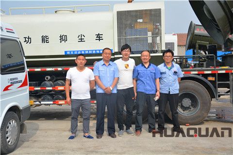 售后團(tuán)隊(duì)在客戶單位現(xiàn)場(chǎng)