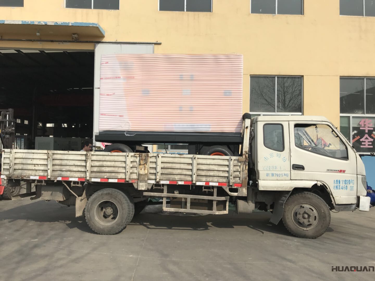 華全動力40kw防雨棚柴油發電機組于4月7日發往山東青島