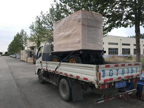 2018年5月3日一臺(tái)移動(dòng)拖車(chē)（含棚）50kw發(fā)電機(jī)組已發(fā)往河南鶴壁市