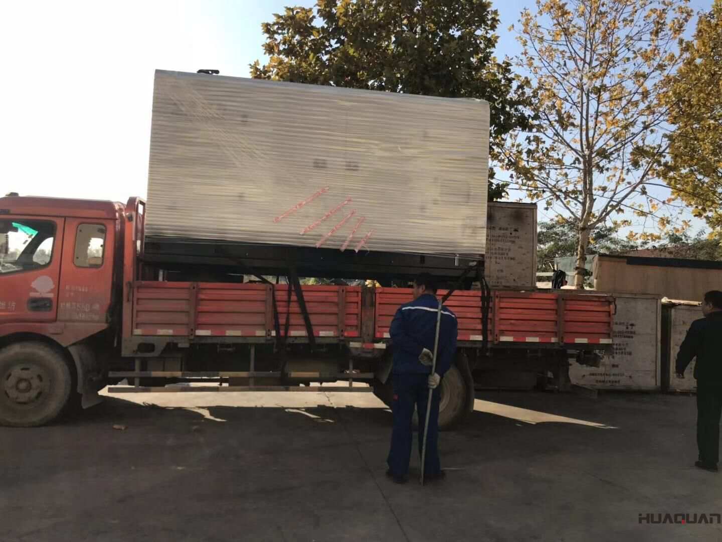 一臺120kw移動靜音拖車柴油發(fā)電機組于10月19日從華全動力順利發(fā)貨