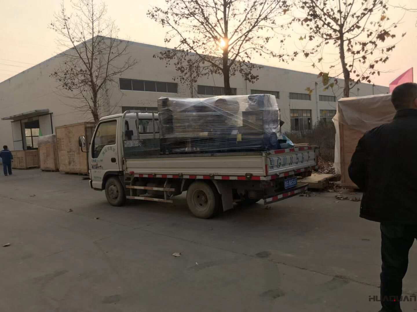 薛先生從華全動(dòng)力訂購的120kw和150kw標(biāo)配柴油發(fā)電機(jī)組已于11月25日成功發(fā)往福建省