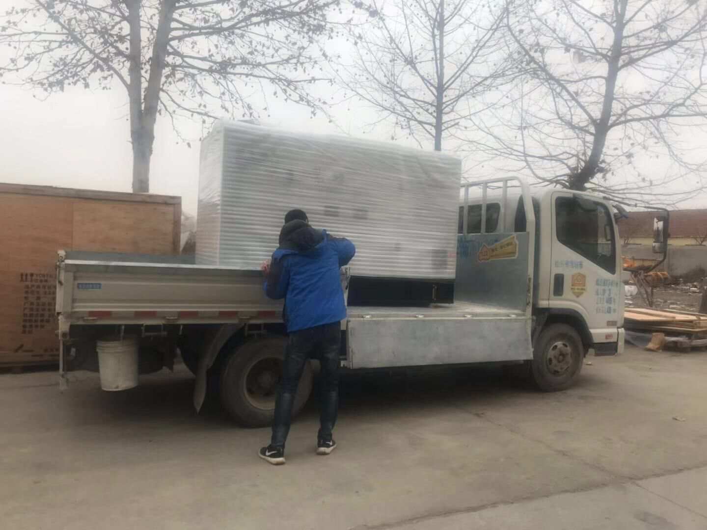 山東省楊先生在華全動(dòng)力采購的75kw標(biāo)配柴油發(fā)電機(jī)組的代裝底架已于12月1日成功發(fā)往目的地