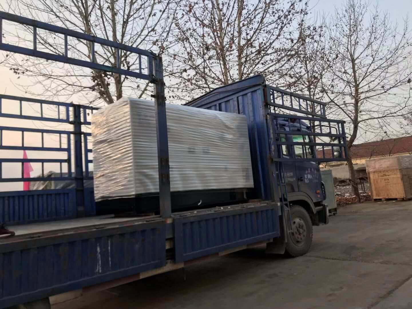 12月1日，一臺50kw移動(dòng)拖車柴油發(fā)電機(jī)組從華全動(dòng)力順利發(fā)往山東省