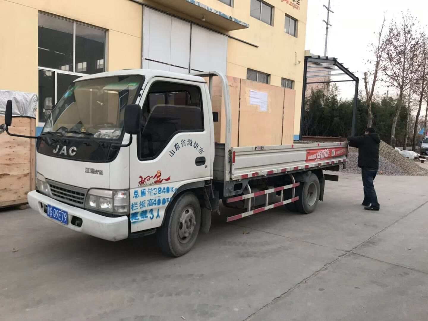 山東省玄先生從華全動(dòng)力采購的一臺30kw標(biāo)配柴油發(fā)電機(jī)組于12月8日順利發(fā)往目的地