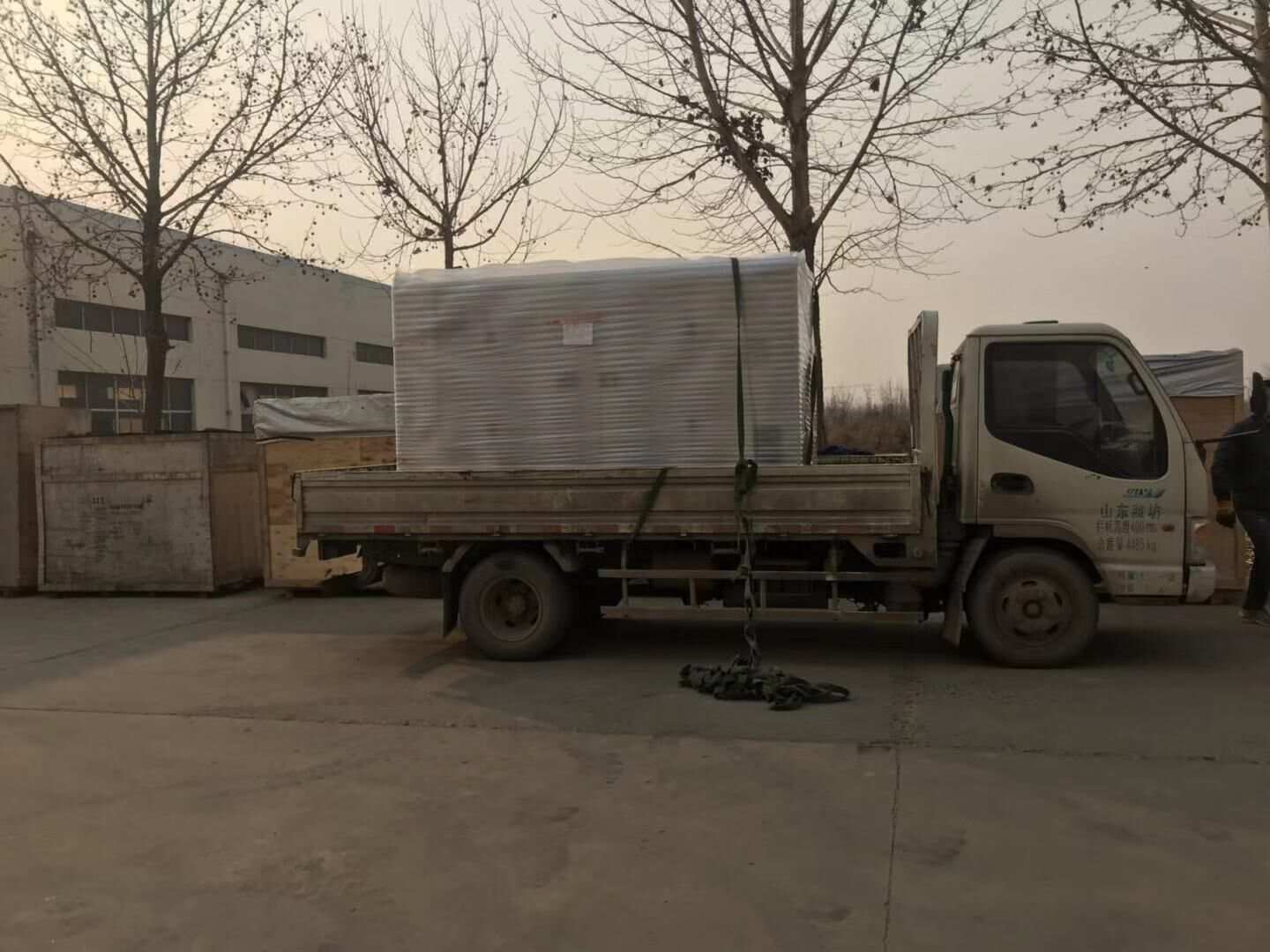 華全動(dòng)力一臺100kw含棚移動(dòng)拖車柴油發(fā)電機(jī)組于1月9日成功發(fā)往福建省