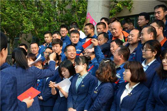 在母親節，華全發放紅包禮物