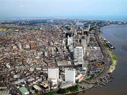 在尼日利亞，一臺發電機組，“電”亮一座城