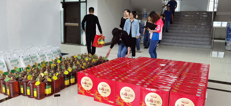 華全集團員工領(lǐng)取中秋福利