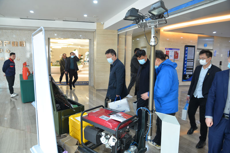 濰坊市領導蒞臨華全動力展位參觀考察發電機組、儲能電源和水泵機組